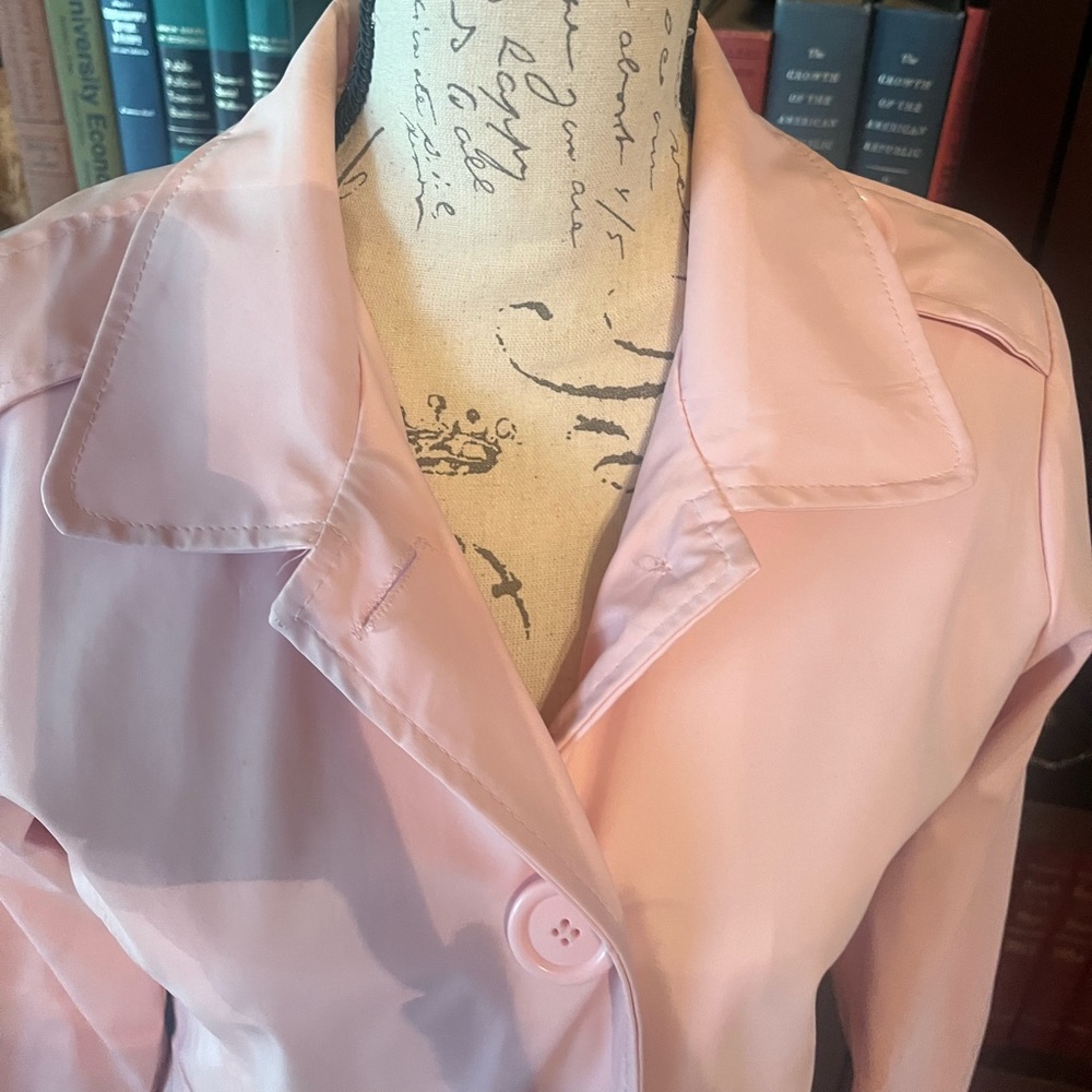 Cute, pink raincoat with big button details. - Picture 2 of 8